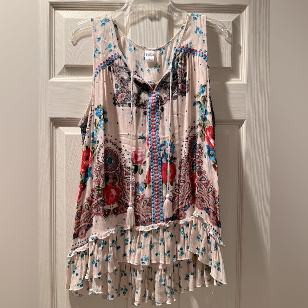 Bila Sleeveless blouse.  Size Large.